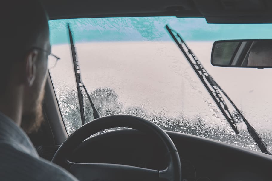 Keamanan Bawa Mobil Listrik saat Hujan