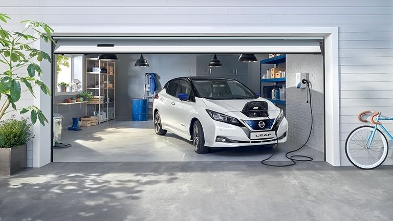 Mobil Listrik Nissan Leaf - Domo Hybrid EV