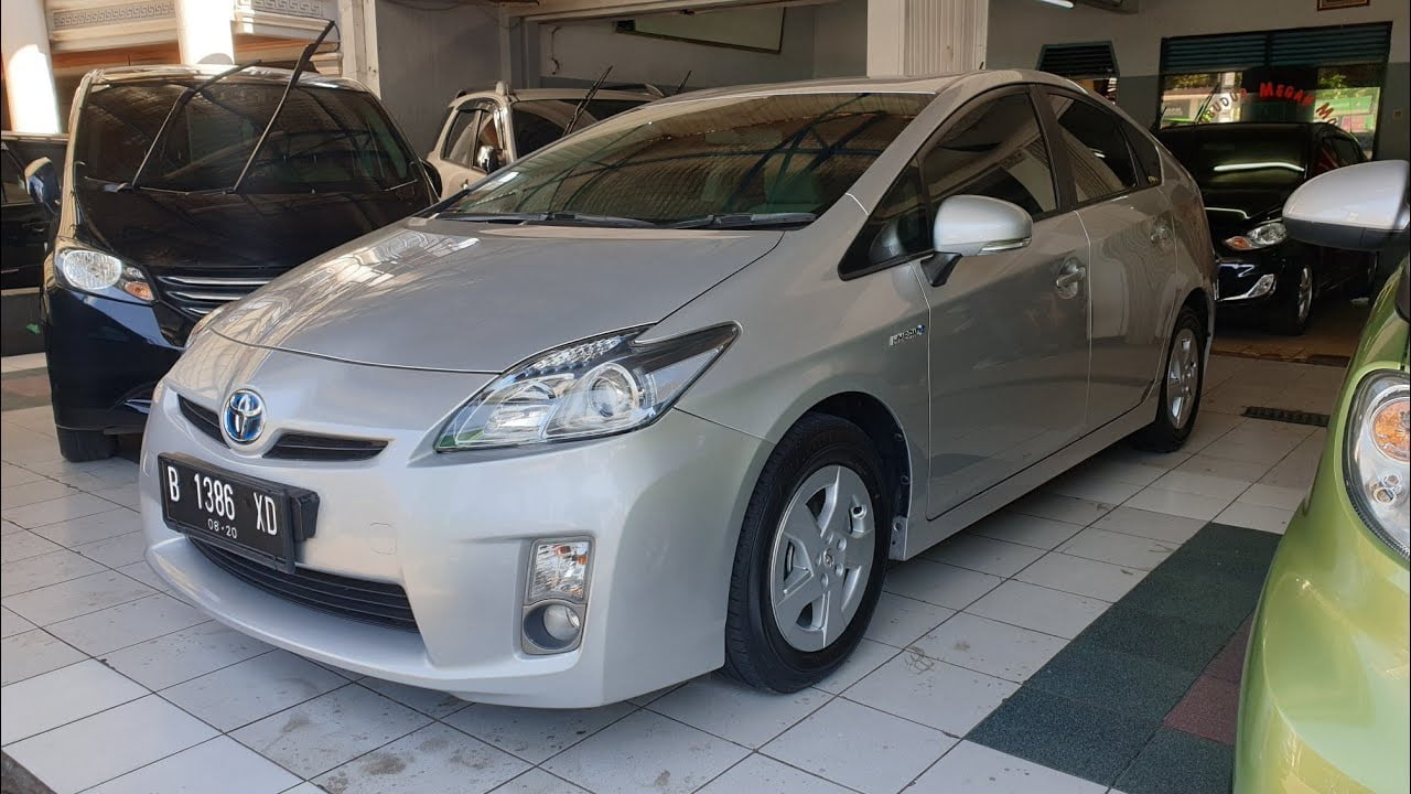 Mobil Hybrid Toyota Prius tahun 2010