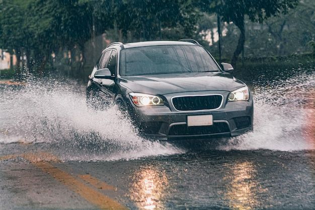 Mobil Hybrid Melewati Banjir