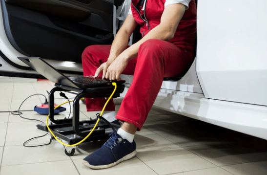 Servis Mobil Listrik dan Mobil Bensin