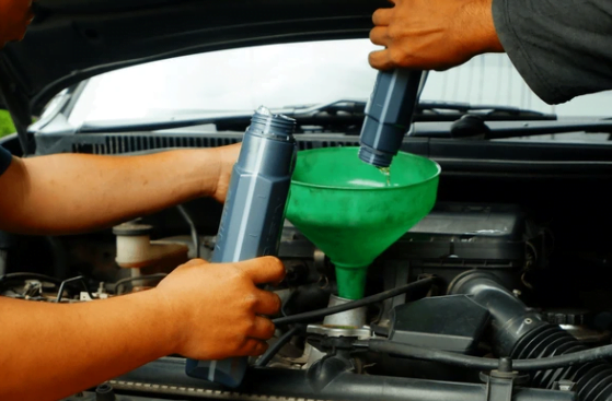 Oli Transmisi pada Mobil Listrik: Perlukah?