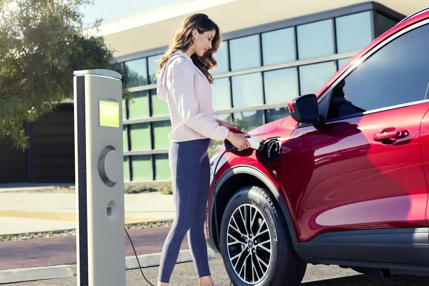 Cara Mengisi Baterai Mobil Hybrid